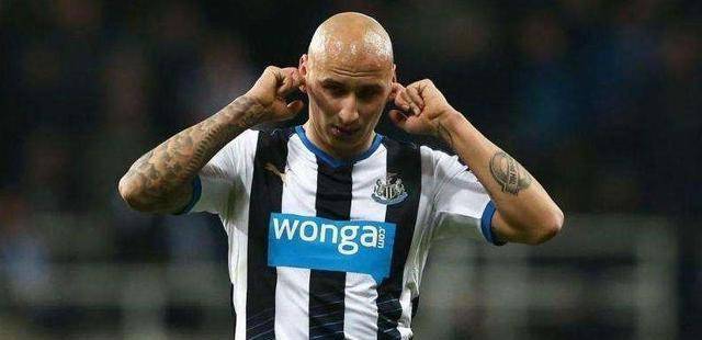  纽卡斯尔联定位球战术奏效，肖恩·朗斯塔夫头槌制胜埃弗顿