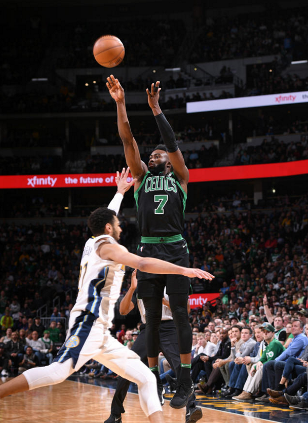  杰伦布朗暴扣准绝杀凯尔特人险胜雄鹿